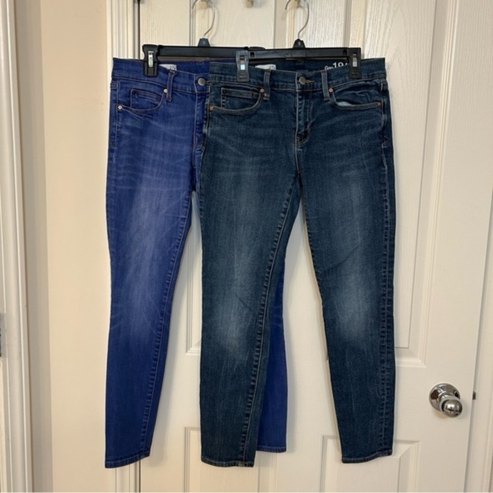 2 Pairs of Gap 1969 Legging Jeans in Stylish Blue and Dark Blue Size 27 Short